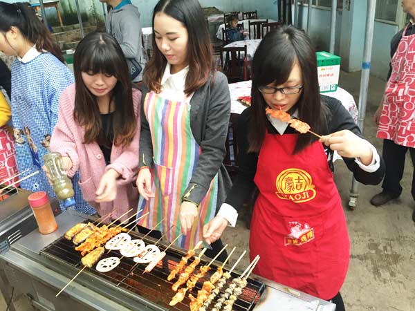 當(dāng)萬圣節(jié)遇上光棍節(jié)，成都智絡(luò)軟件嗨翻三圣鄉(xiāng)